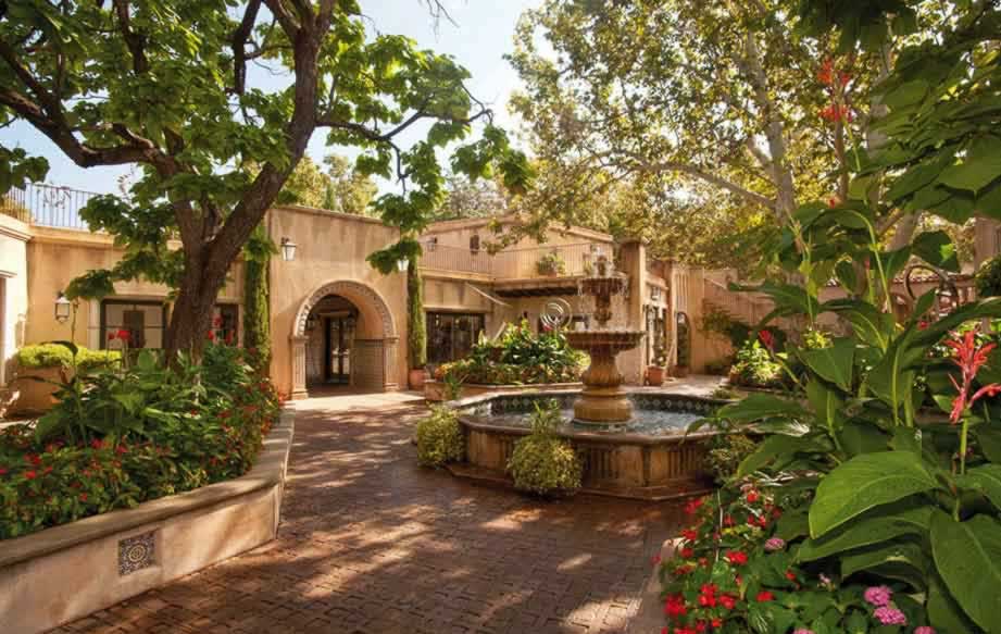 One of the many scenic courtyards at the Tlaquepaque Arts and Crafts Village in Sedona