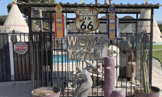 Entrance area to the WigWam Motel in San Bernardino, California