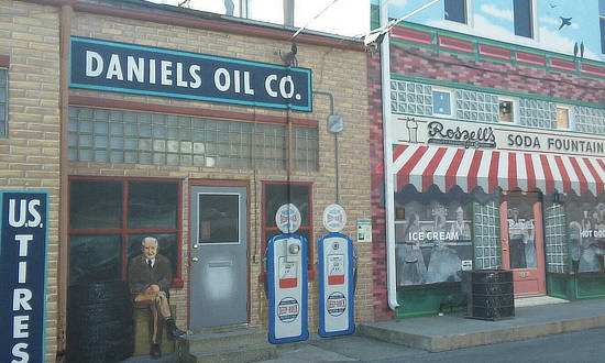 The Daniels Oil Co. & Roszell's Soda Fountain mural in Pontiac, Illinois 
