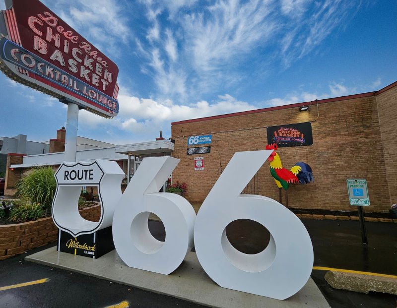 Exterior view of Dell Rhea's Chicken Basket in Willowbrook, Illinois