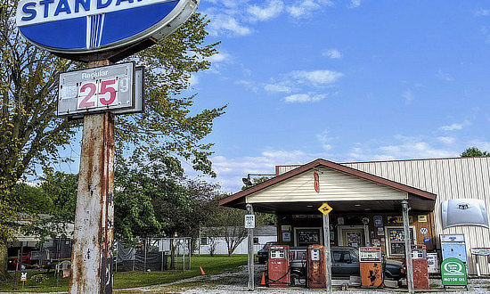 Exterior view of Henry's Rabbit Ranch on Route 66 in Staunton, Illinois