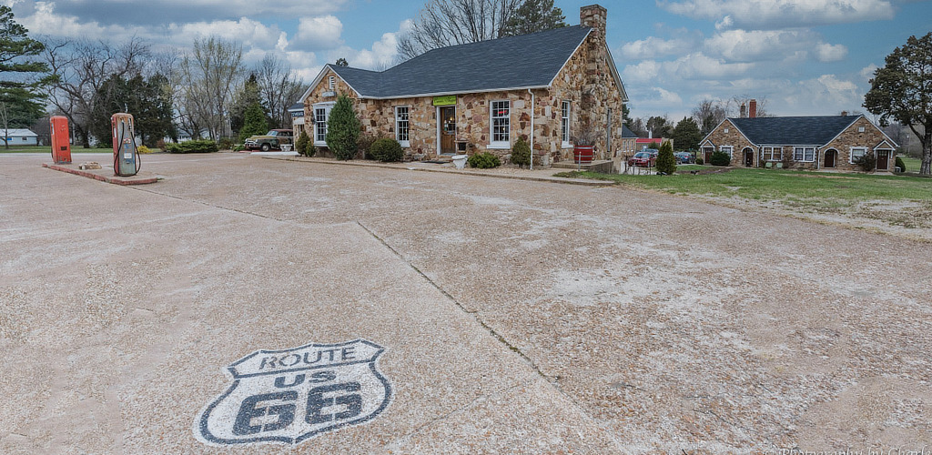 Panoramic view of the Wagon Wheel Motel in Cuba, Missouri 