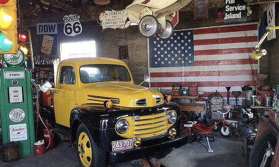 Interior view of Gary's Gay Parita Sinclair Filling Station near Halltown, Missouri, 25 miles west of Springfield